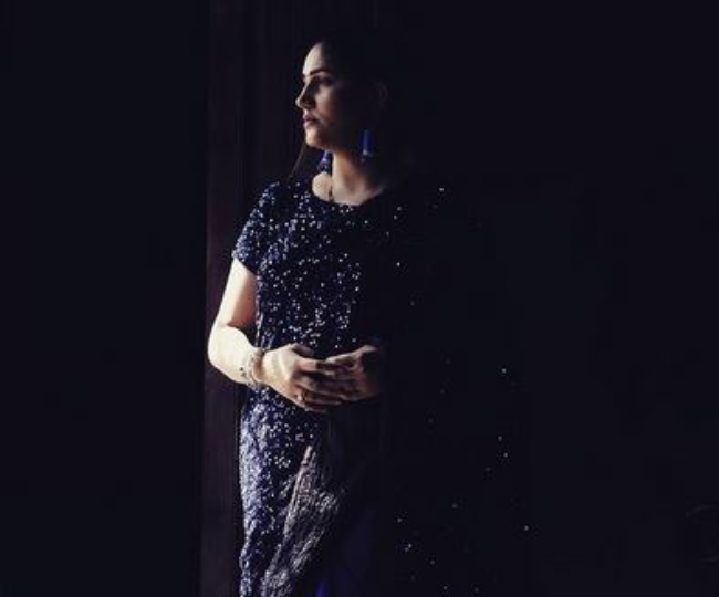 सपना चौधरी नेवी ब्लू कलर की सीक्वेंस की साड़ी में